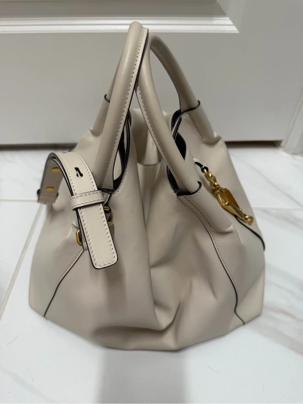 Tod’s Cream Leather Tote Bag - Designer Style